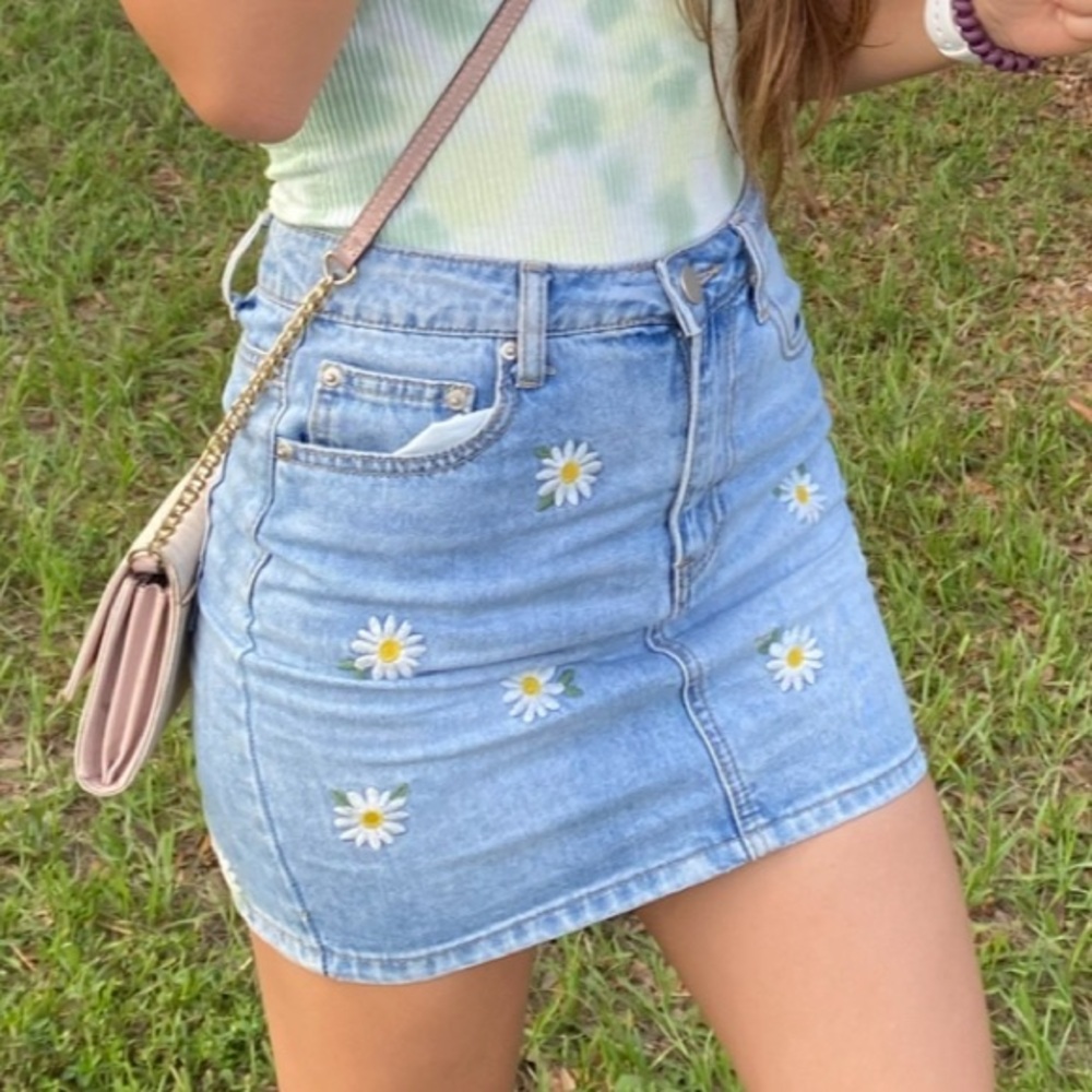 Forever 21 Daisy Denim Skirt Size Small